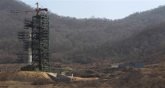 Severokorejská raketa ve vesmírném stedisku v Tongang-ri (9. dubna 2012)