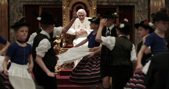 Oslavy 85. narozenin papee Benedikta XVI. ve Vatikánu. Svatý otec se potil