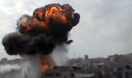 Amatérský zábr na výbuch ve mst Homs (15. dubna 2012)