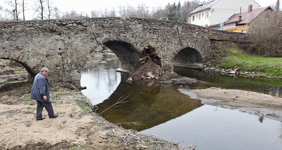 Historický most v Ronov pokodily v beznu ledové kry, v dubnu pak petíený traktor. Po bouce na zaátku ervence se zítila dalí jeho ást.