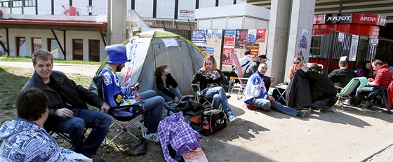 Do fronty na hokejové finále extraligy v Brn se nkteí komeáci postavili u