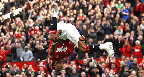 Portugalský fotbalista Nani slaví góly saltem. Na fotce v dresu Manchesteru United.