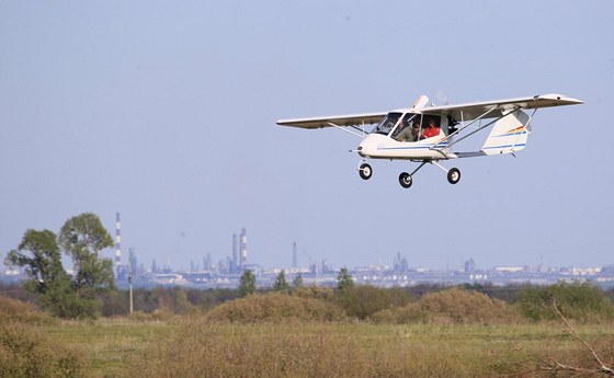 Pilot ultralightu v Kunikách u Baky pi pistávání zavadil o dráty vysokého naptí (Ilustraní foto).