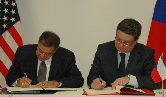 Americký ministr obrany Leon Panetta a Alexandr Vondra podepisali 18. dubna v