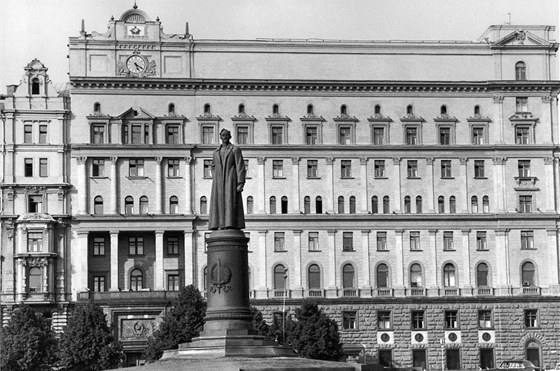 Socha Felixe Dzerinského ped sídlem KGB v Moskv na archivním snímku z