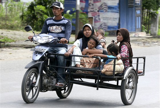 Indonéský mu evakuuje svojí rodinu z msta BAnda Aceh. (11. dubna 2012)