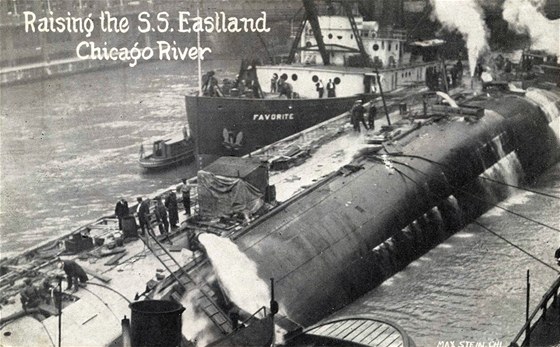 Pevrácení výletní lod SS Eastland v Chicagu v roce 1915 si vyádalo celkem...