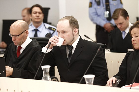 Norský atentátník Anders Behring Breivik u soudu v Oslu (18. dubna 2012)