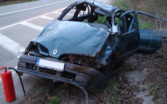 Poniený Renault Mégane po nehod u obce Lípa na Zlínsku. (15. dubna 2012)