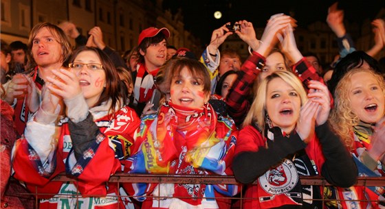 Fanouci slaví na Perntýnském námstí vítzství Pardubic v hokejové extralize