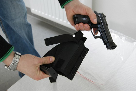 Plynová pistole a uzamené dvee zadrely finanní poradkyni nedobrovoln v jednom brnnském byt. Ilustraní snímek