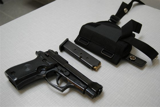 Plynová pistole, s ní ptadvacetiletý lupi pepadl erpací stanici na Telsku