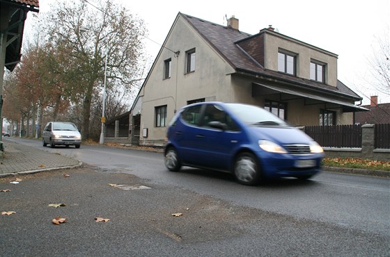 Domy v Pelclov ulici vibrují kvli rozpraskané silnici.