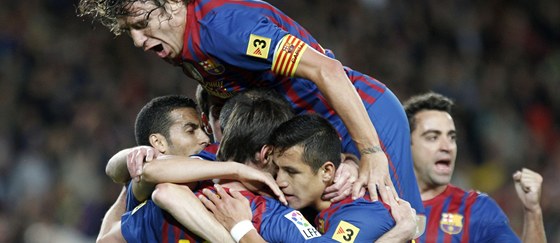 Fotbalisté Barcelony se radují po tref Lionela Messiho do sít Getafe. V té chvíli leel jejich spoluhrá Éric Abidal na operaním stole.