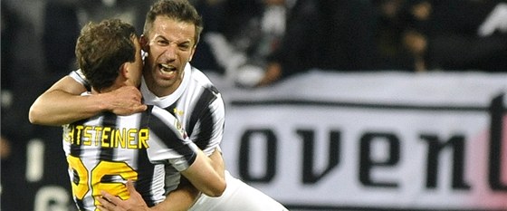 Alessandro Del Piero z Juventusu se se spoluhráem  Stephanem Lichtsteineren