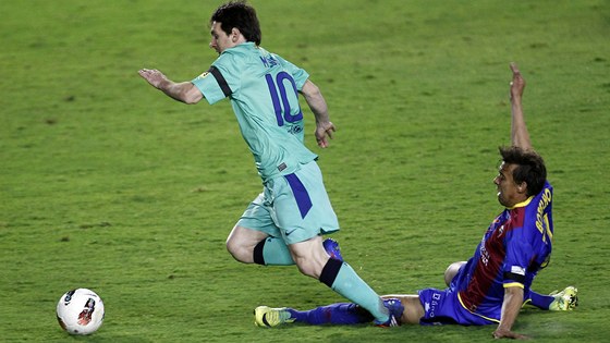 Lionel Messi (vlevo) z Barcelony se snaí uniknout Botelhovi z Levante v utkání
