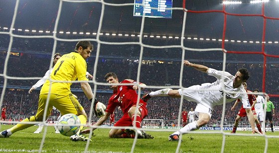 Mnichovský útoník Gomez (v erveném) stílí vítzný gól na 2:1 do sít Realu