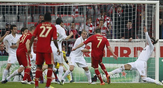 Ribéry z Bayernu Mnichov posílá mí klubkem hrá do sít Realu Madrid; domácí