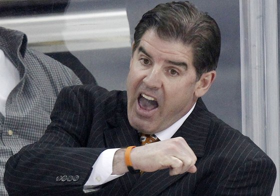 EMOCE NA STÍDACE. Takhle proíval zápasy Philadelphie trenér Peter Laviolette.