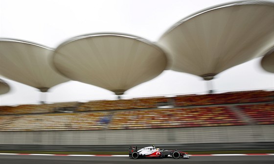 POD DOMINANTOU. Lewis Hamilton z týmu McLaren pi tréninku na Velkou cenu íny. 