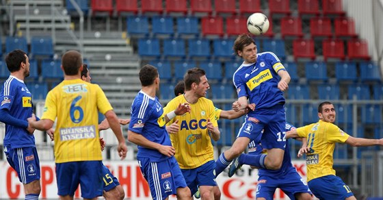 Hlavikující olomoucký fotbalista Ale kerle v pohárovém duelu s Teplicemi.