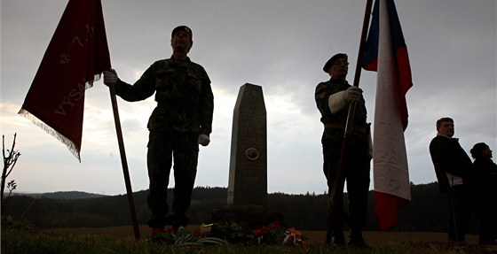 Pipomínka seskoku parautist ze skupiny Clay-Eva u Hostiové.