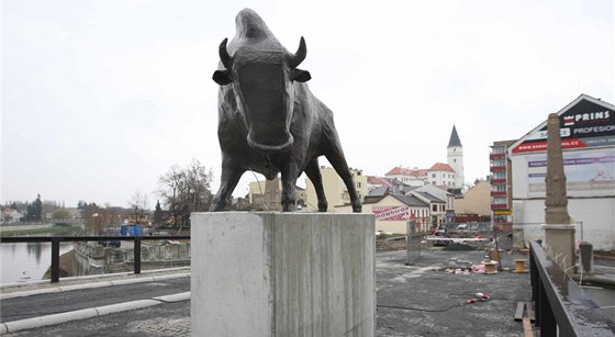 Na dokonovaném perovském Tyrov mostu u je i socha zubra, který má pvod ve...