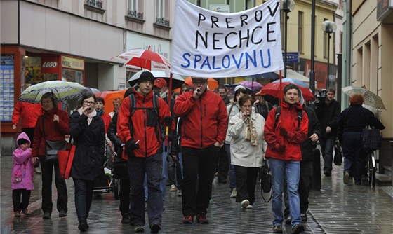 Plán na stavbu spalovny odpad v Perov se setkal s nesouhlasem nemalé ásti obyvatel (na snímku protestní pochod v dubnu 2012).