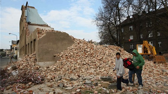 Místo plánovaného stavenit jsou ve kodov ulici ruiny nkolika pvodních dom