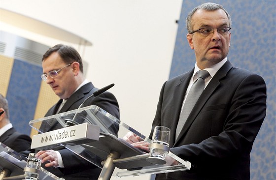 Ministr financí Kalousek a premiér Petr Neas po jednání vlády (11. dubna 2012, Praha)