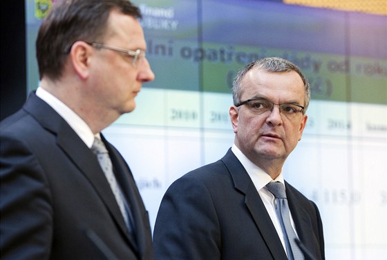 Dva mui, na nich stojí vláda, premiér Petr Neas a ministr financí Miroslav Kalousek.
