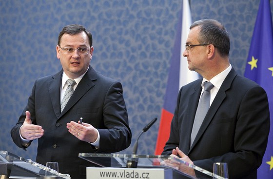 Premiér Neas a ministr financí Kalousek vyprávjí o úsporách "pedevím na výdajích". Ilustraní snímek