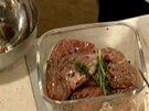 Steaky posypané pepem dejte do misky spolu s bylinkami. 