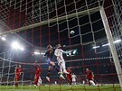 Mnichovský gólman Neuer zasahuje ped Ramosem z Realu.