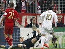 Madridský Özil zblízka pekonává mnichovského brankáe Neuera a vyrovnává na