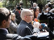 Novini zpovdaj Jaroslava krku po skonen soudnho jednn (13. dubna