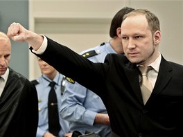Kdy Anders Behring Breivik dorazil v pondlí k soudu, pozvedl pravici se...