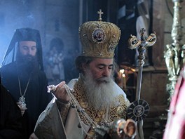 Podle prastaré tradice o velikononí sobot v poledne vejde patriarcha do...