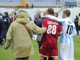 TO SNAD NE... Pasquale Schiattarella z Livorna se dívá smrem k leíímu