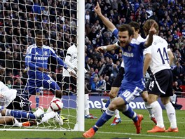 ZÁVAR + RUCE NAD HLAVOU = GÓL? Juan Mata z Chelsea zvedá ruce nad hlavu a slaví...