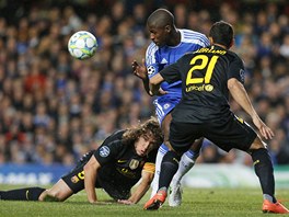 KDE JE MÍ? Ramires, brazilský záloník Chelsea, se prosmýkává mezi dvma...