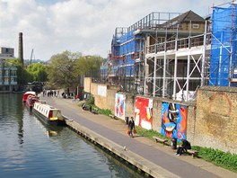 Ti velkoformátové obrazy zkrálují cestu z londýnské tvrti Islington smrem k...