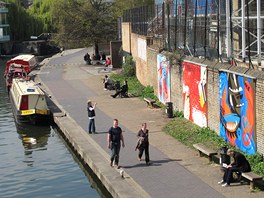 Ti velkoformátové obrazy zkrálují cestu z londýnské tvrti Islington smrem k...