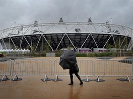 PRÍ. 100 dn do zahájení olympijských her v Londýn kropil olympijský stadion...