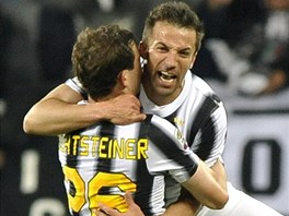 Alessandro Del Piero z Juventusu se se spoluhrem Stephanem Lichtsteineren