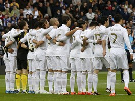MOROSINIMU DO NEBE. Fotbalisté Realu Madrid uctívají minutou ticha italského