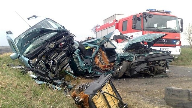 idi peugeotu zejm nezvládl ízení. tyi mui museli být po nehod