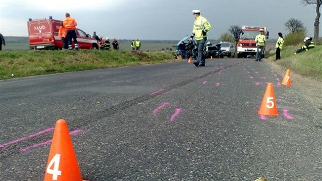 Policist vyetuj pesnou pinu nehody.