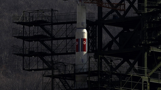 Severokorejsk raketa Unha-3 pipraven na odpalovac ramp v Tongang-ri (9. dubna 2012)