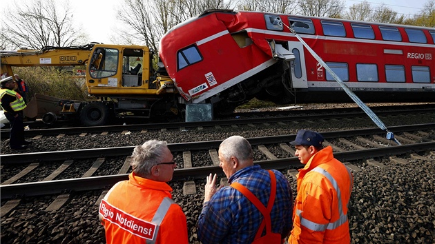 Srka vlaku s elezninm bagrem u nmeckho Offenbachu (13. dubna 2012)